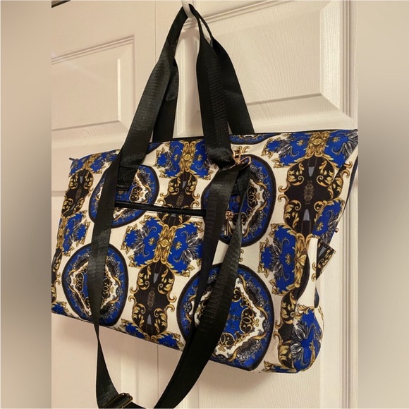 Alice + Olivia Duffel Bag Travel Shoulder Bag in the "Regal Romance" pattern New - Picture 3 of 12